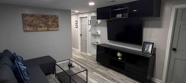 2BR Avondale Apt: Free Parking + Steps to Blueline in Chicago