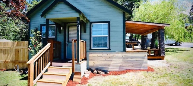 2BR Cabin 5 Min to Autzen Park Access Pet Friendly in Springfield