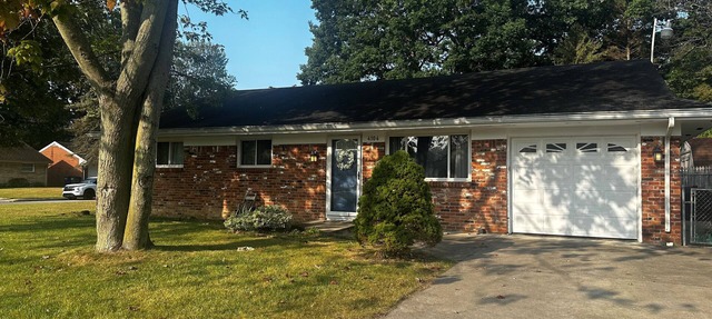 3-bdrm home in Toledo with AC, & WiFi. Enjoy a cozy stay near shopping & dining in Toledo