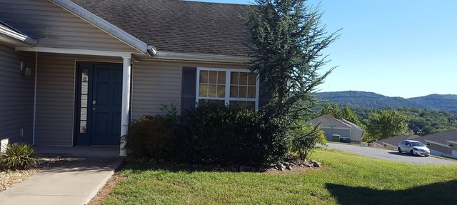 3 bedroom, 2 bath house. Sleeps 6. Close to 76 Hwy strip in Branson
