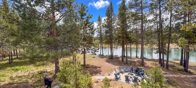 3 Private Riverfront Acres. Sleeps 30. Dock/Hot Tub/Pool Table/Disc Golf in Bend