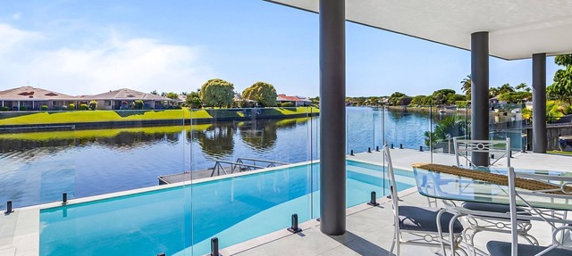 4 bedroom 3 bathroom house on canal, sleeps 12, pool in Wurtulla