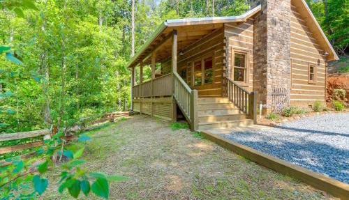 4 Mi to Fall Branch Falls: Peaceful Cabin w/Deck in Cherry Log