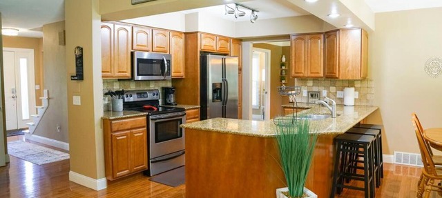 4BR/2.5BA Home boasting 2400sqft and Eat-in KTN in Toledo