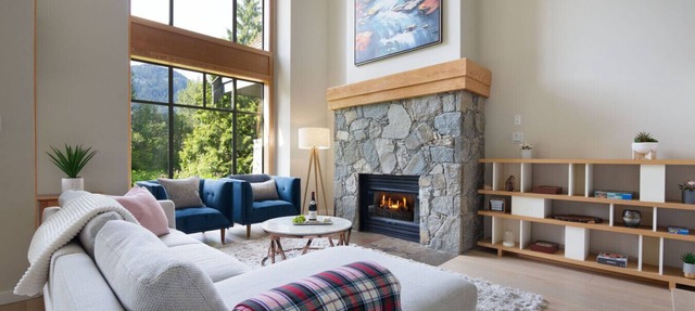 4BR/5BA on Golf Course-Private HT, Gondola Parking in Whistler