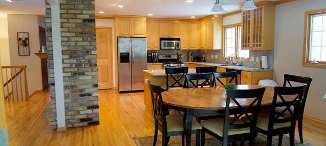5 bdrm house w/HOT TUB across from Moore Lake Park in Fridley
