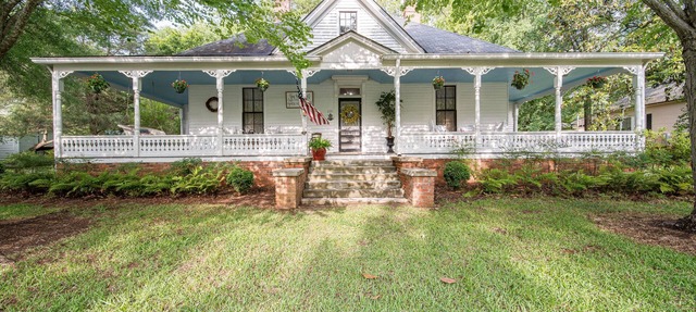 5 Miles to Callaway Gardens and walking distance to shops and restaurants. in Hamilton