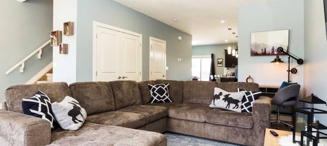 5BDRM Bright Modern Home-King Bed-Garage-Sleeps 12 in Edmonton