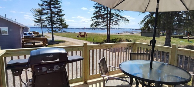 #7 2bed 1bath LAKE MI Fishing Cabin WiFi AC Deck Firepit Kayaks Paddle Boat Dock in Gladstone