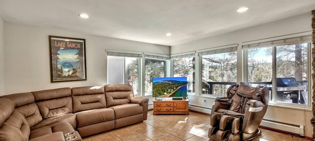 7 Bedroom Tahoe Cabin, Pool Table, game room, minutes from Heavenly and Casinos in South Lake Tahoe