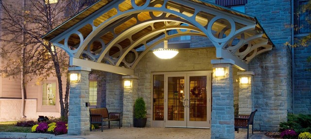 Accessible 1BR Suite | Roll Shower + Hot Breakfast in Oakbrook Terrace