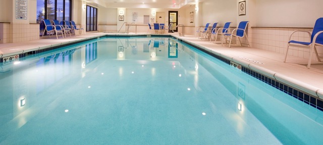 Accessible 2BR Suite w/Pool, Hot Tub & Breakfast in Oconomowoc