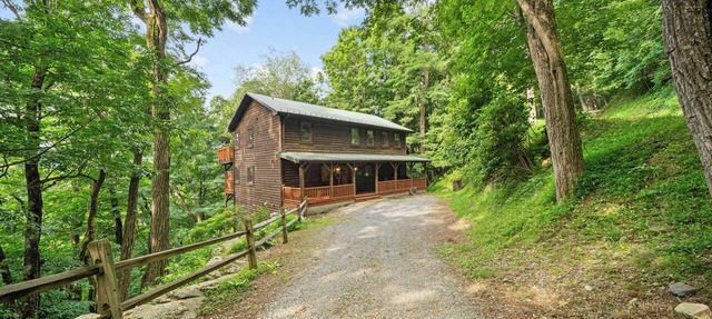 Acorn Lodge - Seven Devils home with hot tub, game room - 2 Living Areas in Seven Devils