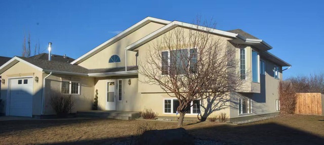 Adventure Awaits: Spacious 5-bedroom, 3 bath home in Pincher Creek