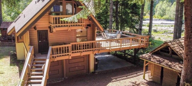 Alpen Commune - Riverfront 5-bedroom cabin in fantastic Greenwater in Enumclaw