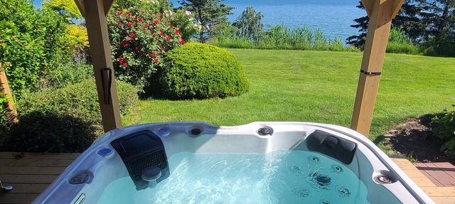 Amazing LakeHouse with Hot Tub in Lincoln