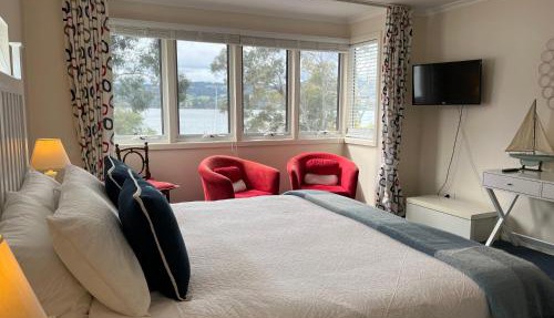 Anchorage Waterfront Retreat in Castle Forbes Bay