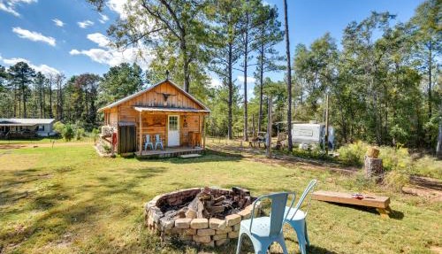Angler’s Getaway! ‘Rustic Cabin’ on Lake Eufala in Abbeville