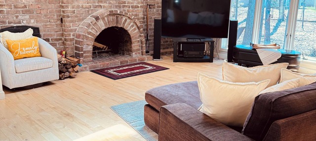 Appleton Wooded Oasis - Massage Hot Tub - Fireplace- Sunroom -6 Star Hospitality in Appleton