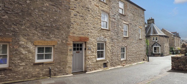 BACK COTTAGE, pet friendly, with open fire in Kirkby Lonsdale in Carnforth