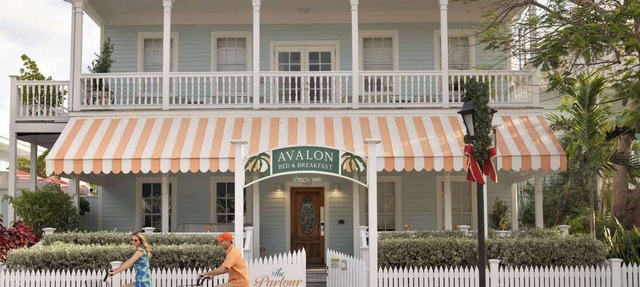 Beachfront Key West + Free Breakfast, Bar & Pool in Key West