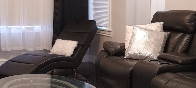 Beautiful 4 bedroom 2 bath pet friendly Chicago brick bungalow in Chicago