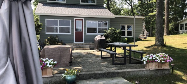 Beautiful lake front 4 Bedroom, Private Drive, Hill Top Views, Sandy swim area in Shelbyville