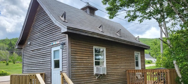 Beautiful Rustic Cabin 5 min to Beach!! in Pleasant Bay