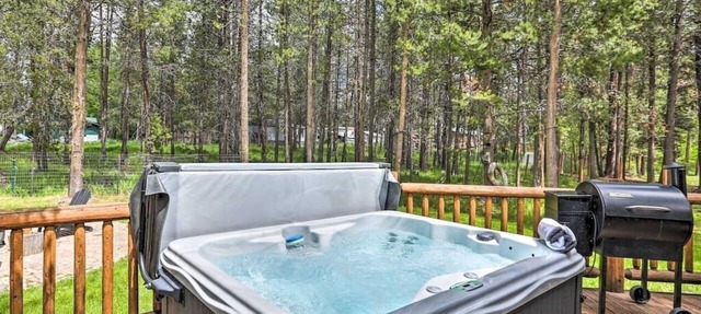 Bend Modern Cabin w/Private Hot Tub . Fenced Yard, Game Room, Pet-Friendly in Bend