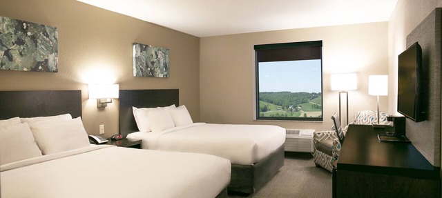 Berlin Encore Hotel & Suites in Millersburg