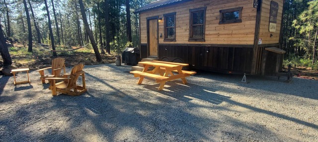 Bigfoot Bungalow tiny home, secluded w/WiFi in Cheney
