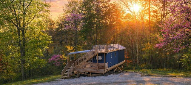 Blue Bird Tiny House: Hot Tub + Rooftop Deck in Logan