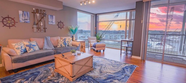 Boathouse Suite - CLE Flats River - Free Parking - 24/7 Gym in Cleveland