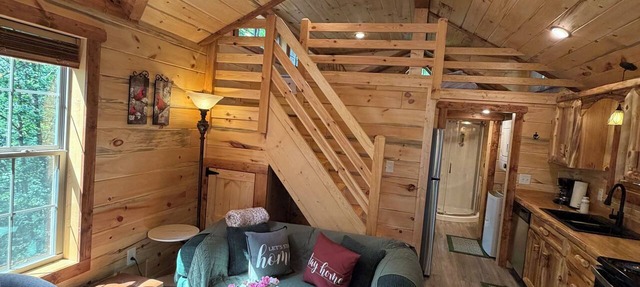 Bobcat Log Cabin in Blue Eye
