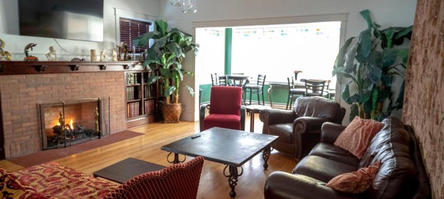 Bootlegger House Sleeps 10-20 Free TV & Parking in Chicago
