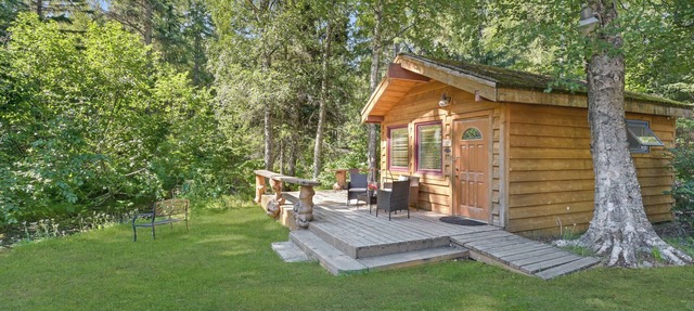 Bowman's Cabin - a private cabin in Hope, Alaska right on Bear Creek in Hope