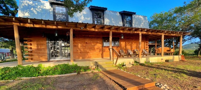 Breathtaking Utopian Hill Top Views 5/2 Log Home w/Hot tub in Utopia