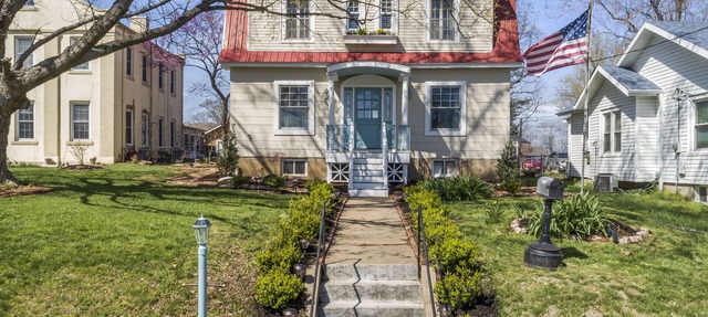 “Brickyard”-Recently Remodeled Dutch Colonial Revival in Downtown Cape Girardeau in Cape Girardeau