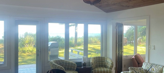 Bright and Cheerful Lake Front Beach Cottage in Cedar Grove
