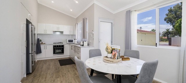 Bright and Spacious 2-Bed Thornlie Family Home in Thornlie