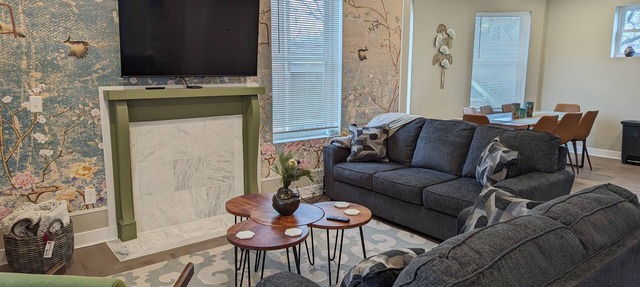 Bright and Spacious 5 BR Home Close to downtown. Pet-Friendly! in Cincinnati