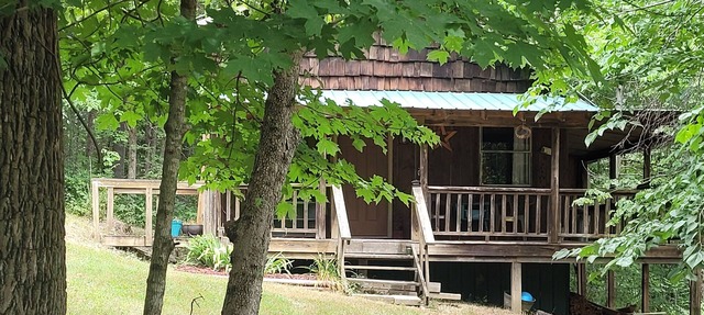 Buffalo Trails Cabin, just a short drive to the Buffalo National River in Jasper