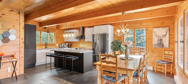 Charming Lac Supérieur Chalet: Private Spa & Sauna in Les Laurentides Regional County Municipality