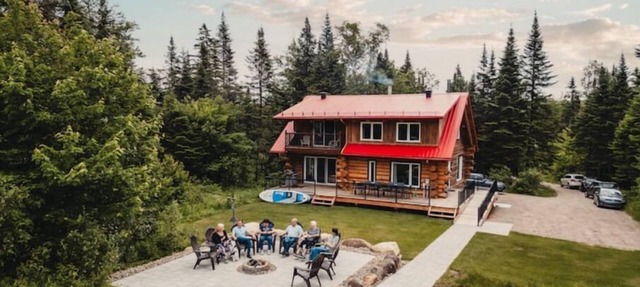 Escape to Nature with Hot Tub & Lake Access in Sainte-Catherine-de-la-Jacques-Cartier