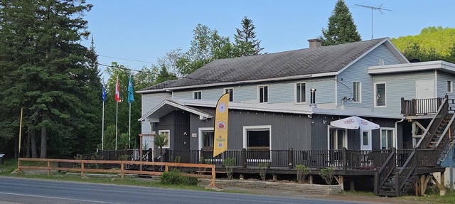 Charming Country Retreat with Scenic Views for 1 - 12 guests in Sainte-Marguerite-du-Lac-Masson