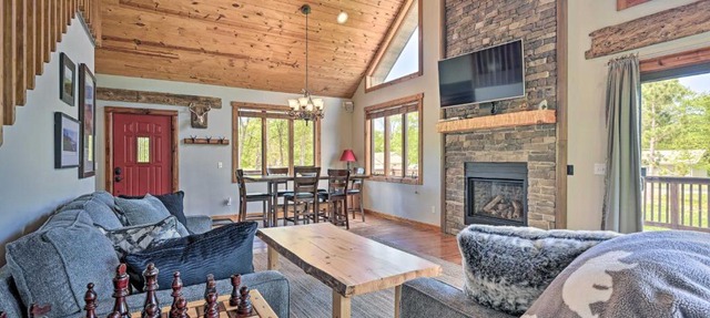 Cabin 1 Mi to Sand Valley, 1 Block to Beach in New Rome