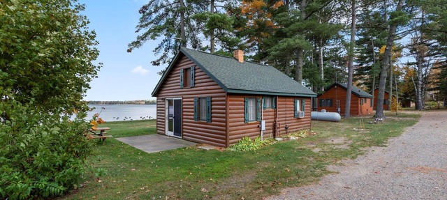 Cabin #2 - Half Moon Resort in Emily