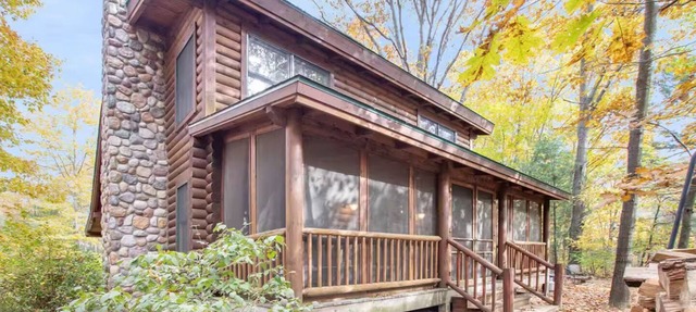 Cabin 5 mins to downtown Saugatuck with Lake Access, Hot Tub, Firepit & Grill in Saugatuck