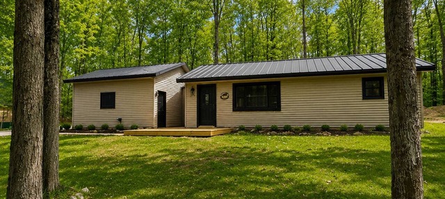 Cabin Fever! Outdoor Hot Tub Snowmobile Trails Ski SxS Trails Lakes in Gaylord