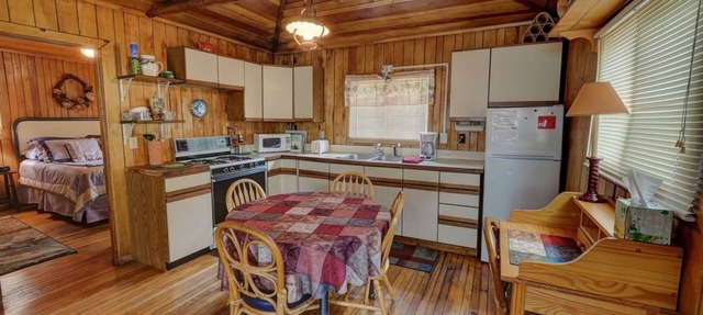 Cabin in the Village in Suttons Bay